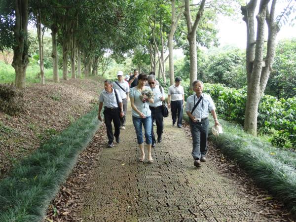 台湾朝阳科技大学专家一行参观广西热作所亚热带植物科普园