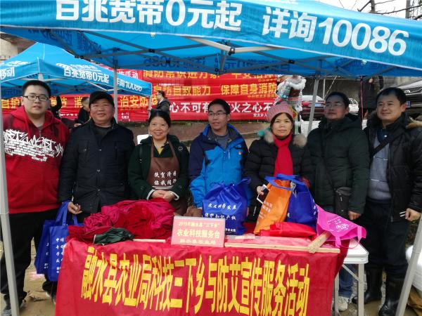 热作所贫困村科技特派员在融水县传统坡会开展科普宣传和技术指导