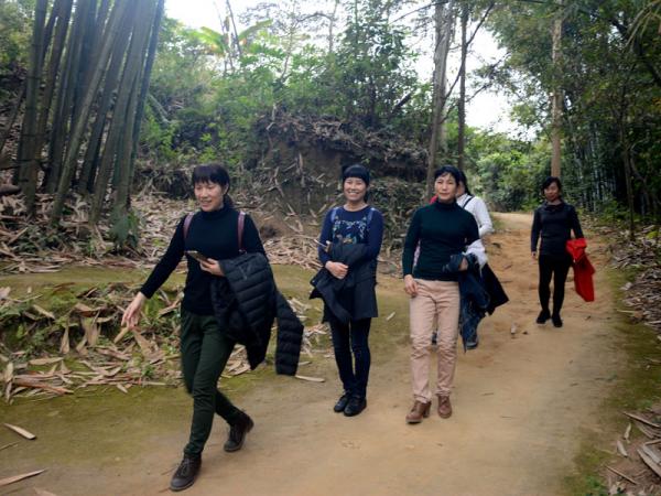 广西热作所组织开展“踏春赏花 美丽绽放”活动庆祝“三八”妇女节