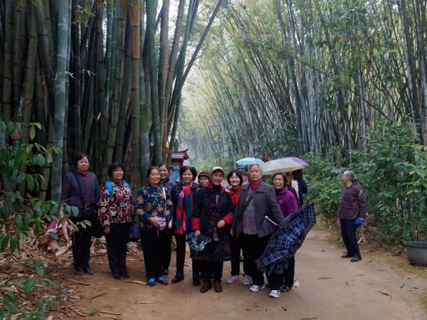 广西热作所组织开展“踏春赏花 美丽绽放”活动庆祝“三八”妇女节