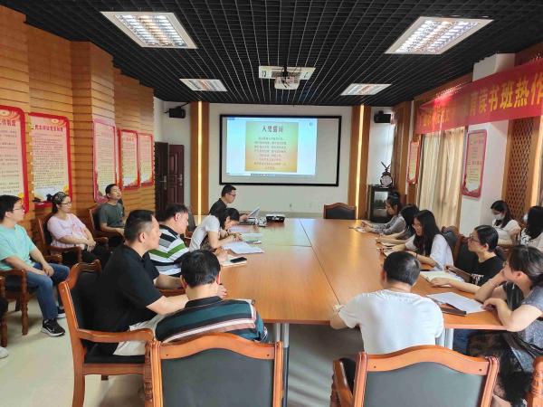 广西热作所科研第一党支部召开“两优一先”推荐会