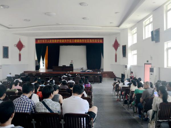 2016年红十字会应急救护知识培训进热作社区