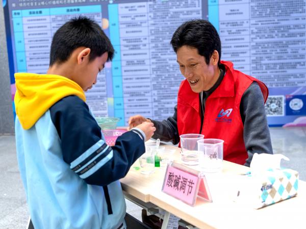 广西热作所科技人员赴南宁市科技馆开展“无土栽培”科普宣传活动