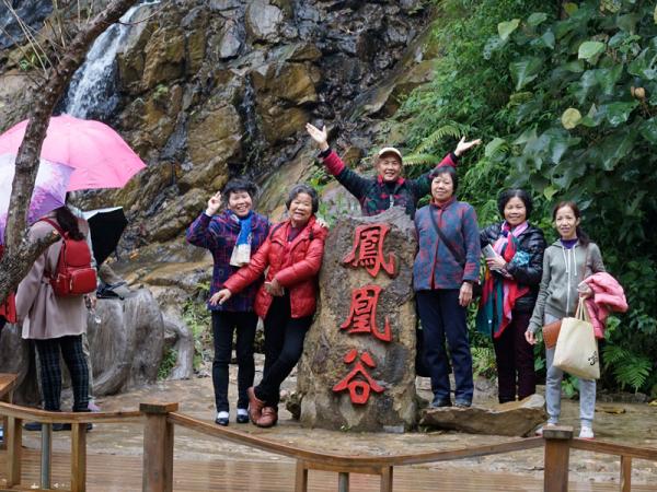 广西热作所组织开展“踏春赏花 美丽绽放”活动庆祝“三八”妇女节