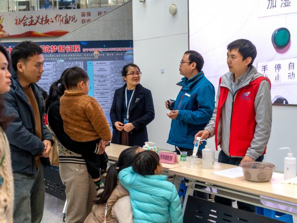 广西热作所科技人员赴南宁市科技馆开展“无土栽培”科普宣传活动