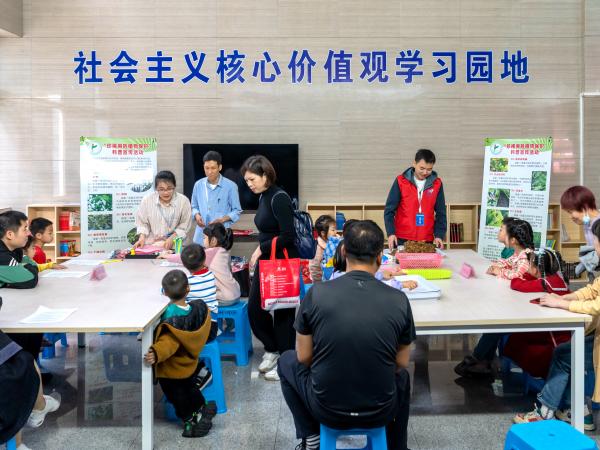 广西热作所科技人员赴南宁市科技馆开展“珍稀濒危植物保护”科普宣传活动