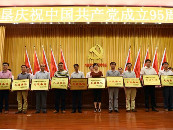 广西热作所党委、纪委和黄强同志等获自治区农垦工委先进集体和个人表彰