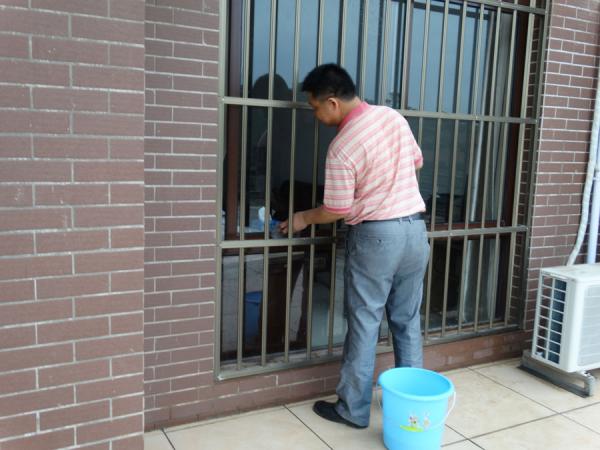 广西热作所开展“迎五一 美丽热作所”清洁大扫除活动