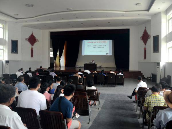 自治区农垦工委党建办徐坤主任为热作所全体党员上党课