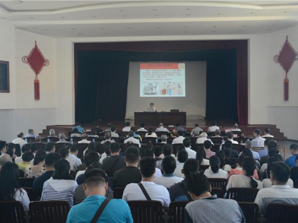 区直纪工委书记梁远略为广西热作所党员讲授廉政党课