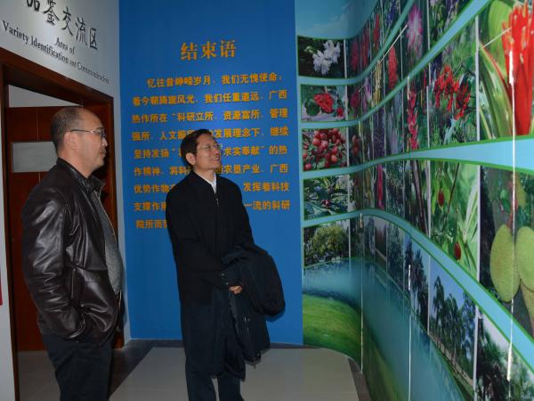 农业部农垦局胡建锋副局长到广西热作所参观考察
