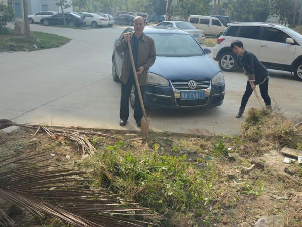 热作所机关一支部开展“进社区清洁环境服务”活动