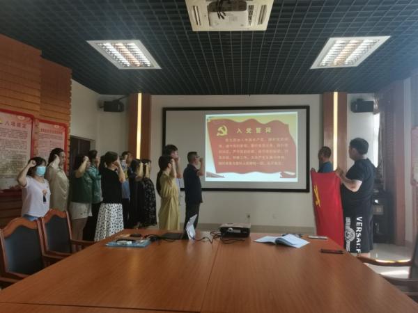 广西热作所科研第一党支部举行新党员入党宣誓仪式