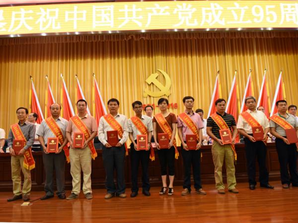 广西热作所党委、纪委和黄强同志等获自治区农垦工委先进集体和个人表彰