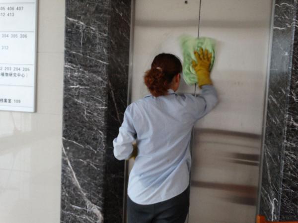 广西热作所开展“迎五一 美丽热作所”清洁大扫除活动