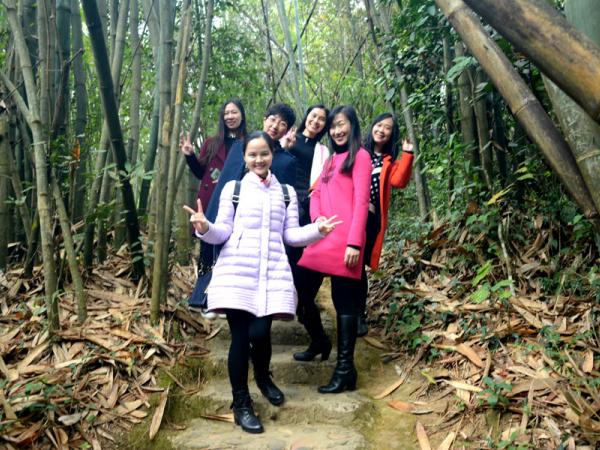 广西热作所组织开展“踏春赏花 美丽绽放”活动庆祝“三八”妇女节