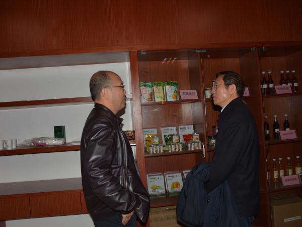 农业部农垦局胡建锋副局长到广西热作所参观考察