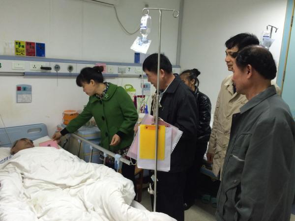 广西热作所开展慰问生病住院退休职工