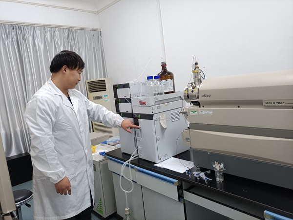 科技人员操作质谱联用仪。杜国冬摄