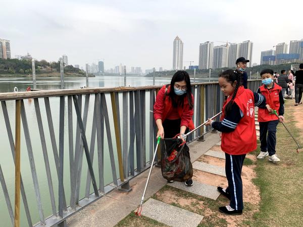 广西热作所科研第一团支部开展“我爱壮乡美·共护壮乡水”母亲河环保志愿服务主题团日活动