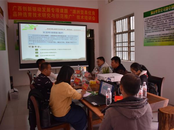 广西热作所副所长池昭锦带领调研组赴河池开展科技扶贫项目调研
