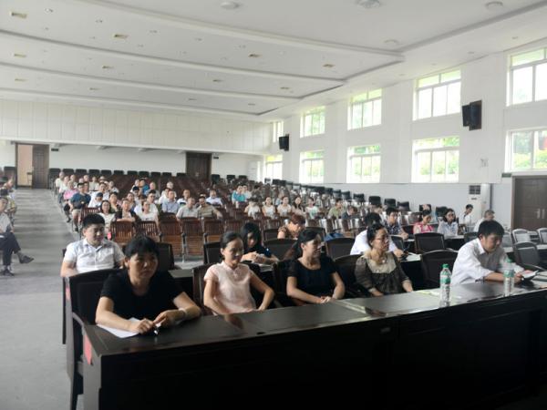 自治区农垦工委党建办徐坤主任为热作所全体党员上党课