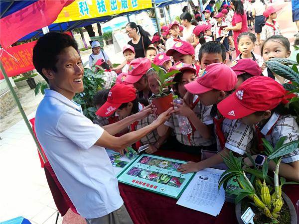 广西热带作物学会与广西热作所参加2017年广西“少儿报刊阅读季”启动仪式与趣味科普大联展活动