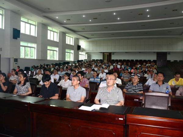 广西热作所党委举行“两学一做”学习教育专题党课报告会