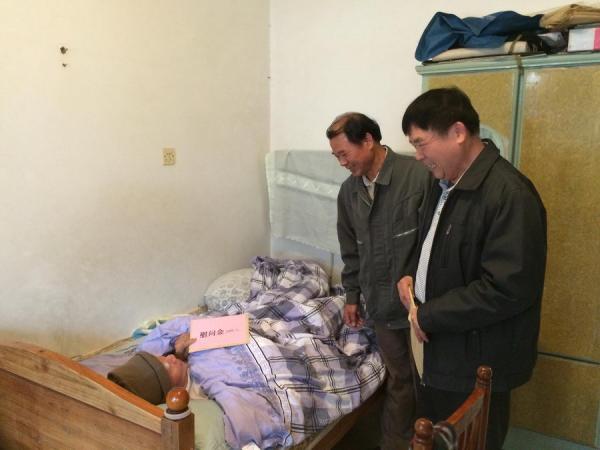 广西热作所开展慰问生病住院退休职工