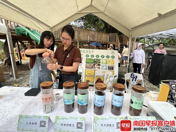 姑娘们在展位上泡咖啡。_副本.jpg