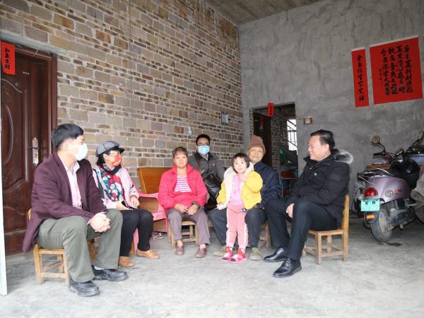 广西热作所赴兴业县卖酒镇卖酒村开展走访慰问活动