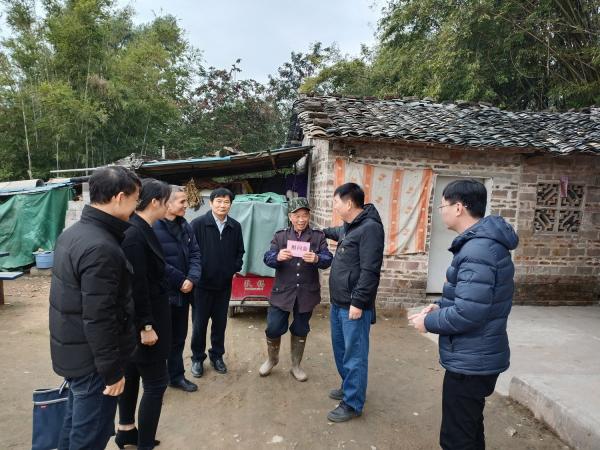 广西热作所赴兴业县卖酒镇卖酒村开展走访慰问活动