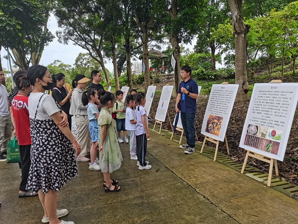 替换页面上的余主任讲解图-端午与植物文化主题展_副本.jpg